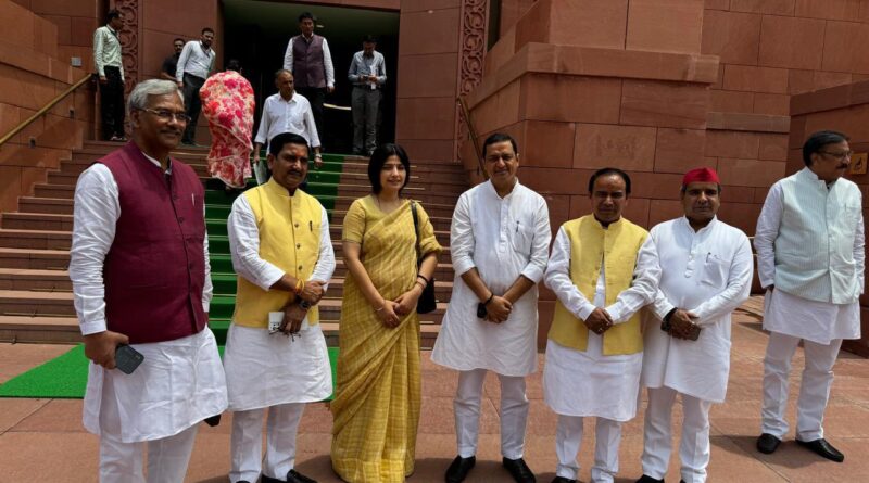 भाजपा सांसदों की सपा सांसदों के साथ गलबहियां करती फोटो पर भड़के आंदोलनकारी, कहा एक बार भी याद नहीं आया मसूरी, खटीमा गोलीकांड